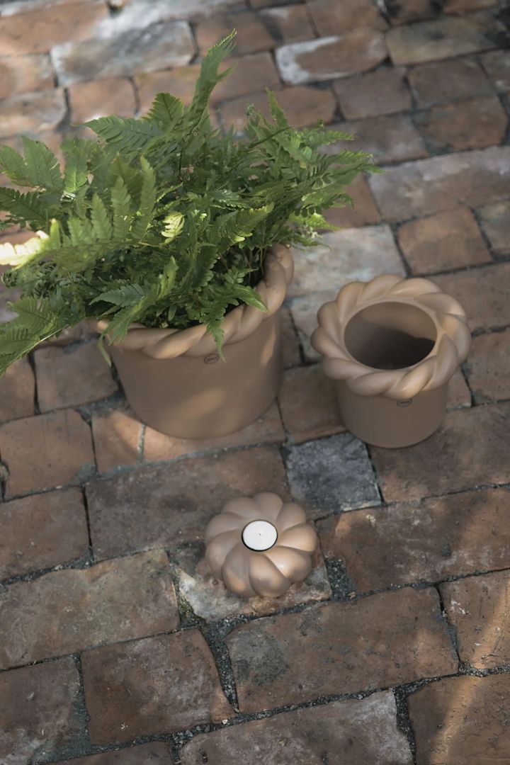 Blumentöpfe für draußen: Hier sehen Sie den Twine Blumentopf in Beige in verschiedenen Größen auf einer Terrasse stehen.