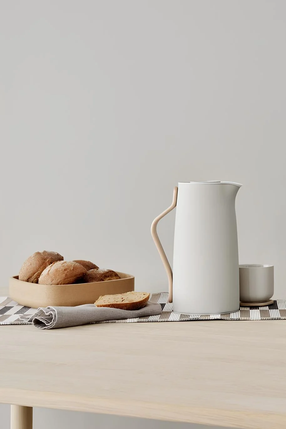 Hochzeitsgeschenk-Idee: Die Emma Isolierkanne von Stelton steht auf einem gedeckten Frühstückstisch.