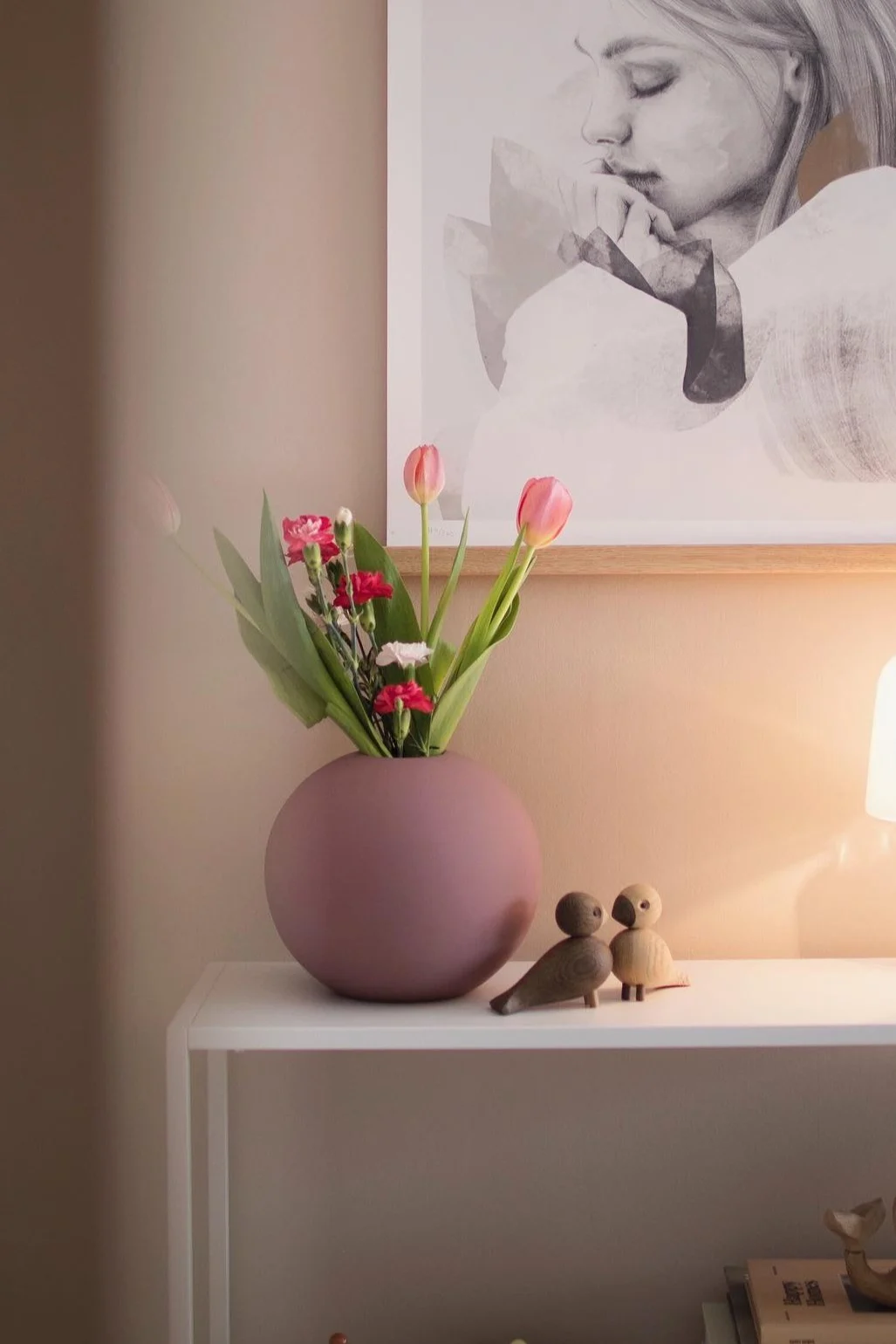 Die Lovebirds von Kay Bojesen, hier auf einem Regal stehend, sind das perfekte Geschenk zum Valentinstag.