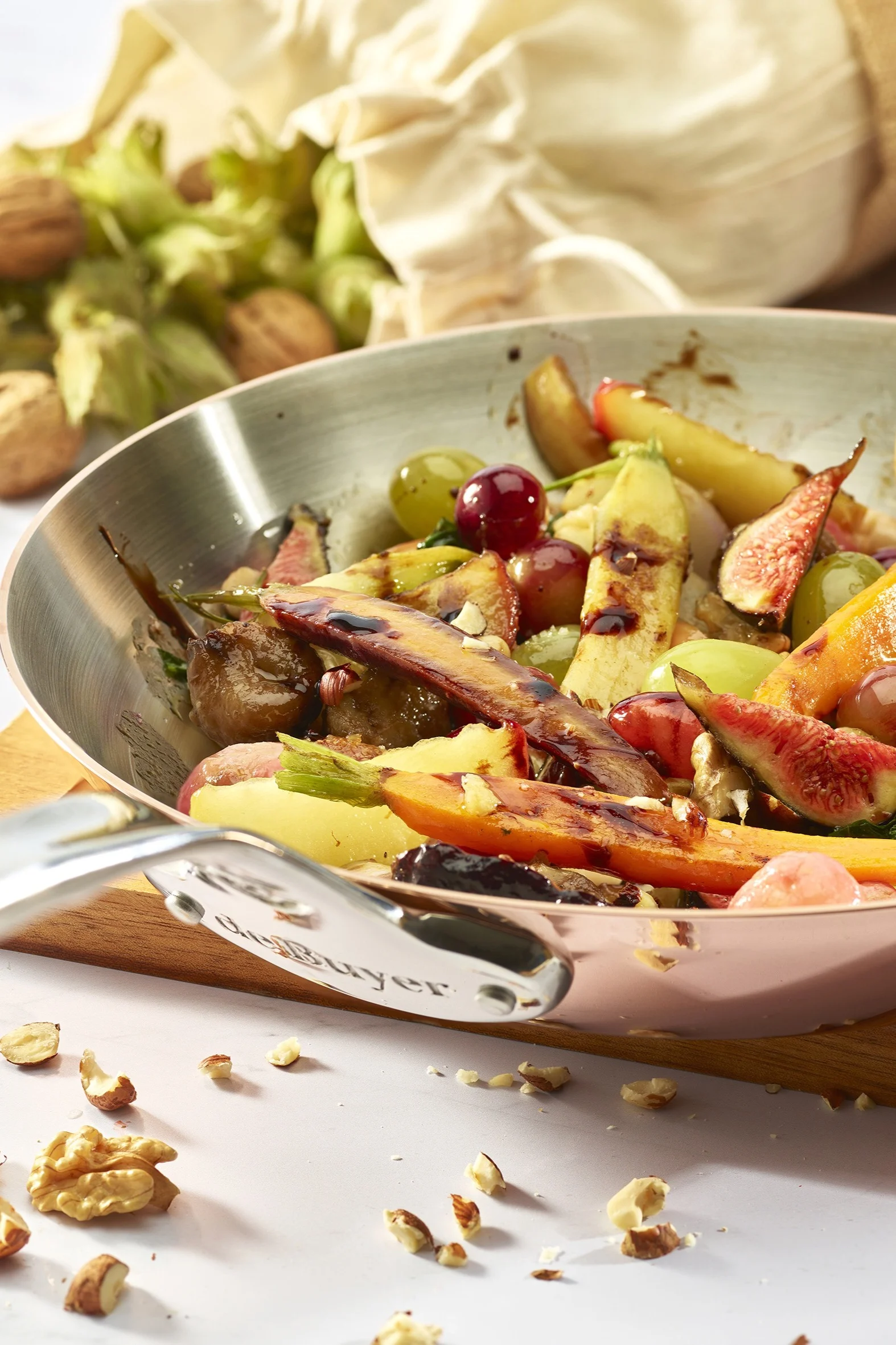 In der Prima Matera Pfanne aus Kupfer von De Buyer wird Gemüse gebraten.