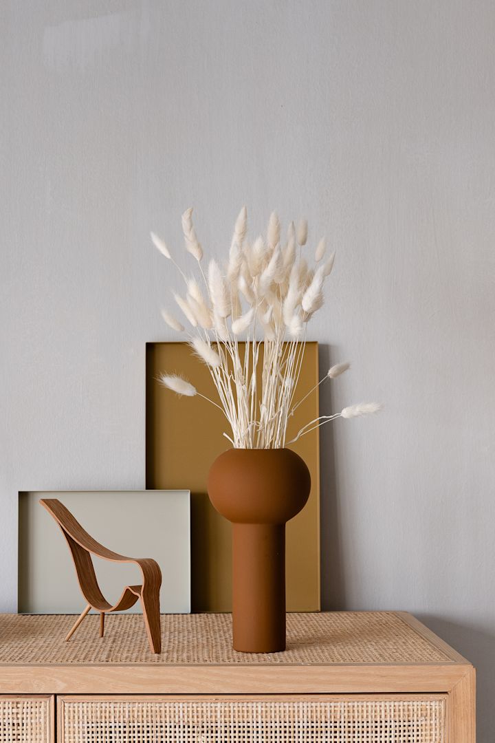 Mit der braunen Pillar Vase von Cooee Design verleihen Sie Ihrem Zuhause einen warmen Farbklecks.