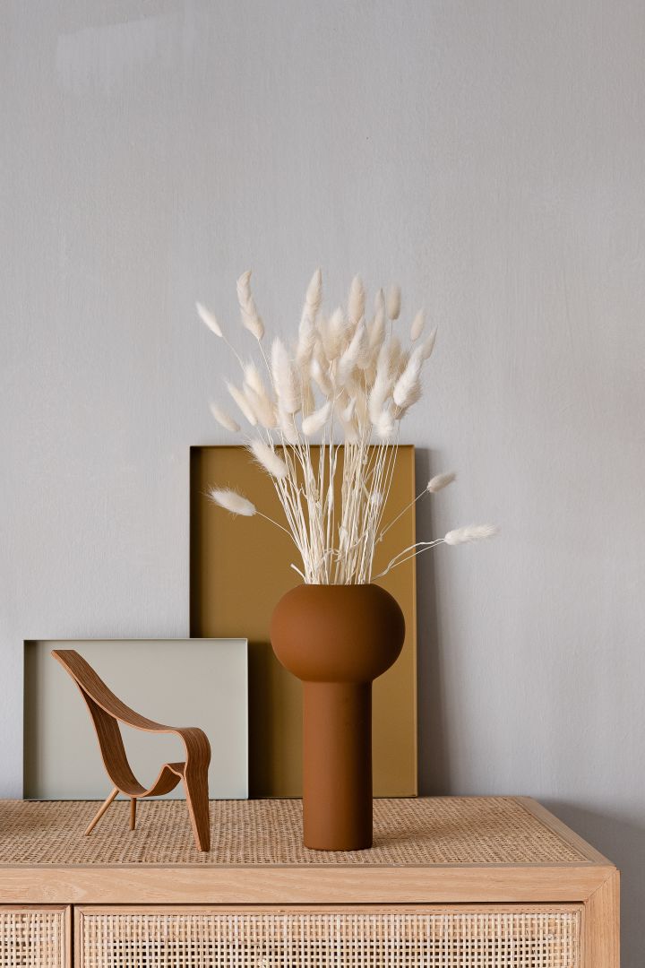 Mit der braunen Pillar Vase von Cooee Design verleihen Sie Ihrem Zuhause einen warmen Farbklecks.