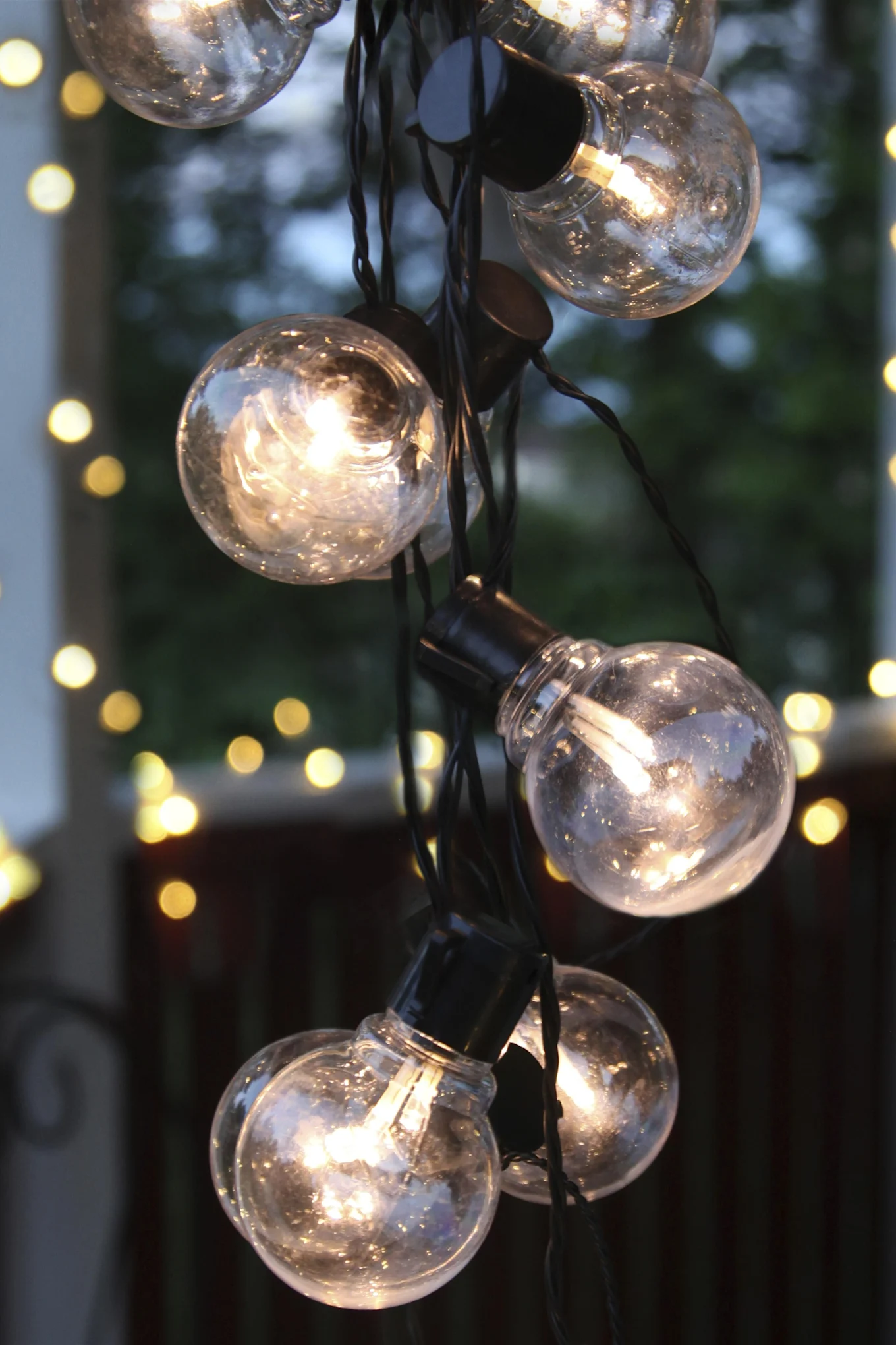 Die Partaj-Lichterkette von Star Trading hängt hier auf einem Balkon und sorgt für den passenden Boho-Look.