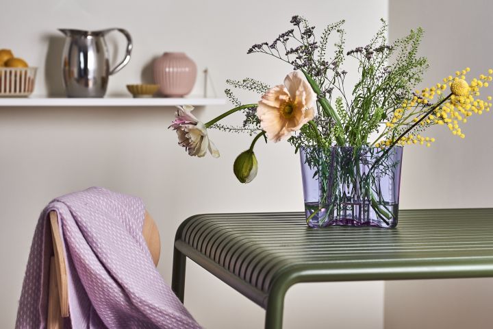 Wir sehen viel Lavendel unter den Farbtrends im Jahr 2022. Wie hier die Alvar Aalto Vase in Lavendel-Lila und eine lila Wolldecke von Klippan Yllefabrik.