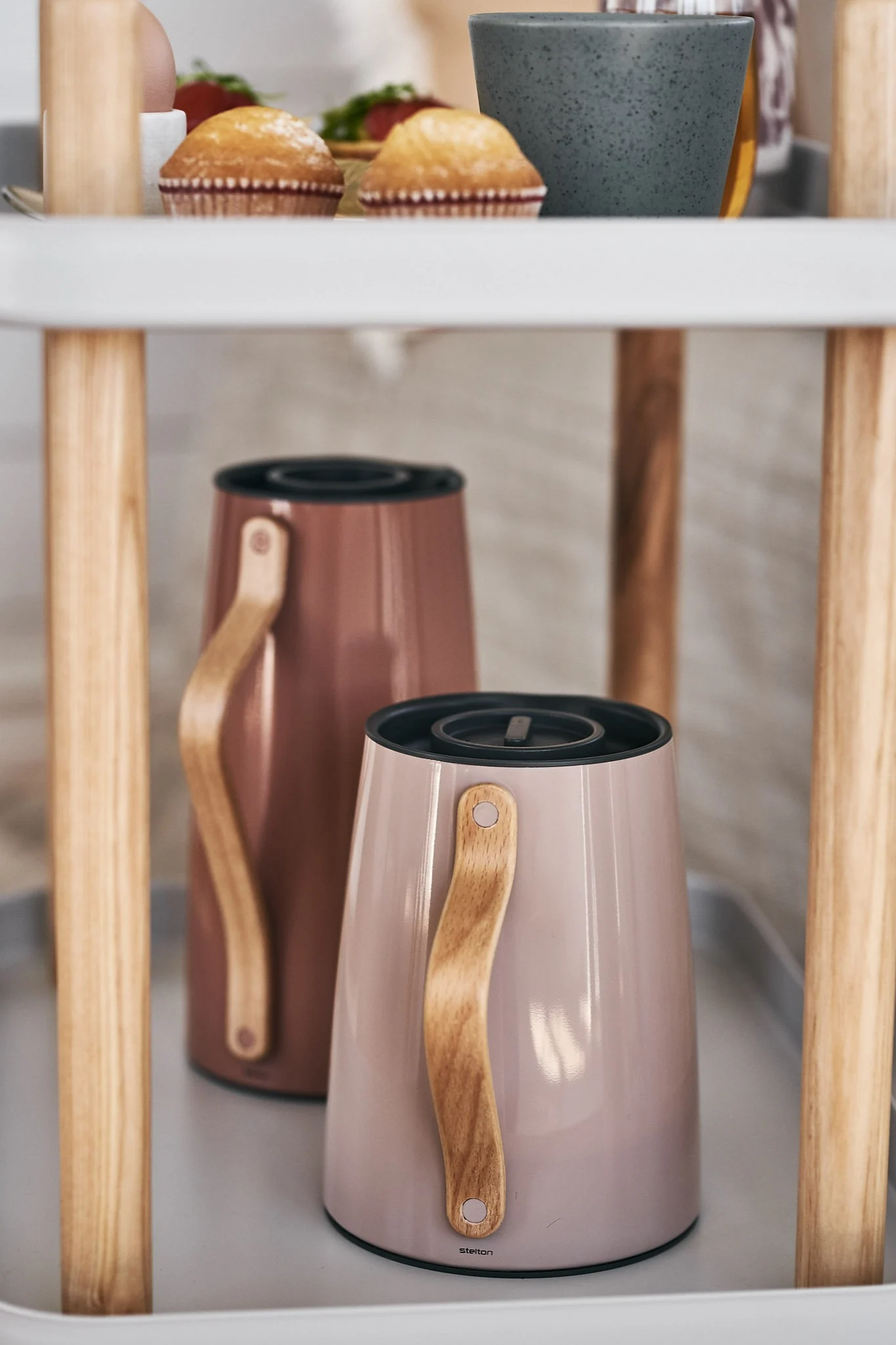 Wir helfen Ihnen bei Ihrer Entscheidung, ob heute die Wahl auf Tee oder Kaffee fällt. Mit zwei der Emma Thermoskannen von Stelton, können Sie beide Heißgetränke den ganzen Morgen warm genießen.