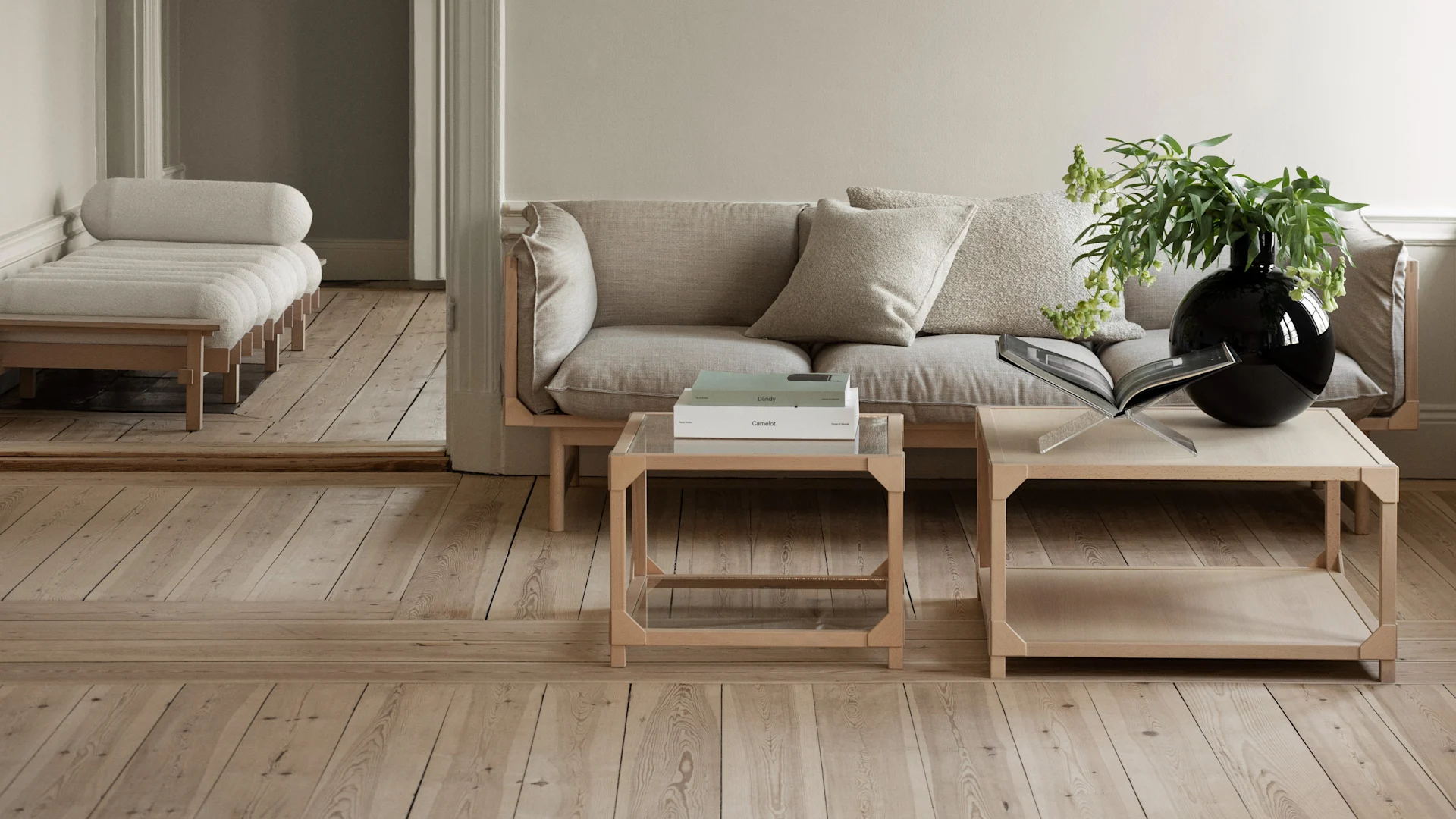 Gärsnäs: Gärsnäs bietet Möbel für alle Räume und in verschiedenen Stilen an, hiersehen Sie den kleinern und den großen Bleck Couchtisch in einer hellen Wohnzimmerumgebung mit einem beigen Sofa daneben.