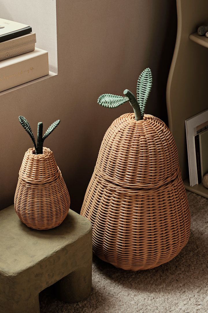 Die Mischung aus praktischer Aufbewahrung und verspieltem Design ist eine ideale Lösung für Ihr Kinderzimmer. Hier sehen Sie die Aufbewahrungskörbe Pear von ferm living in einem haptischen Weidenmaterial. 