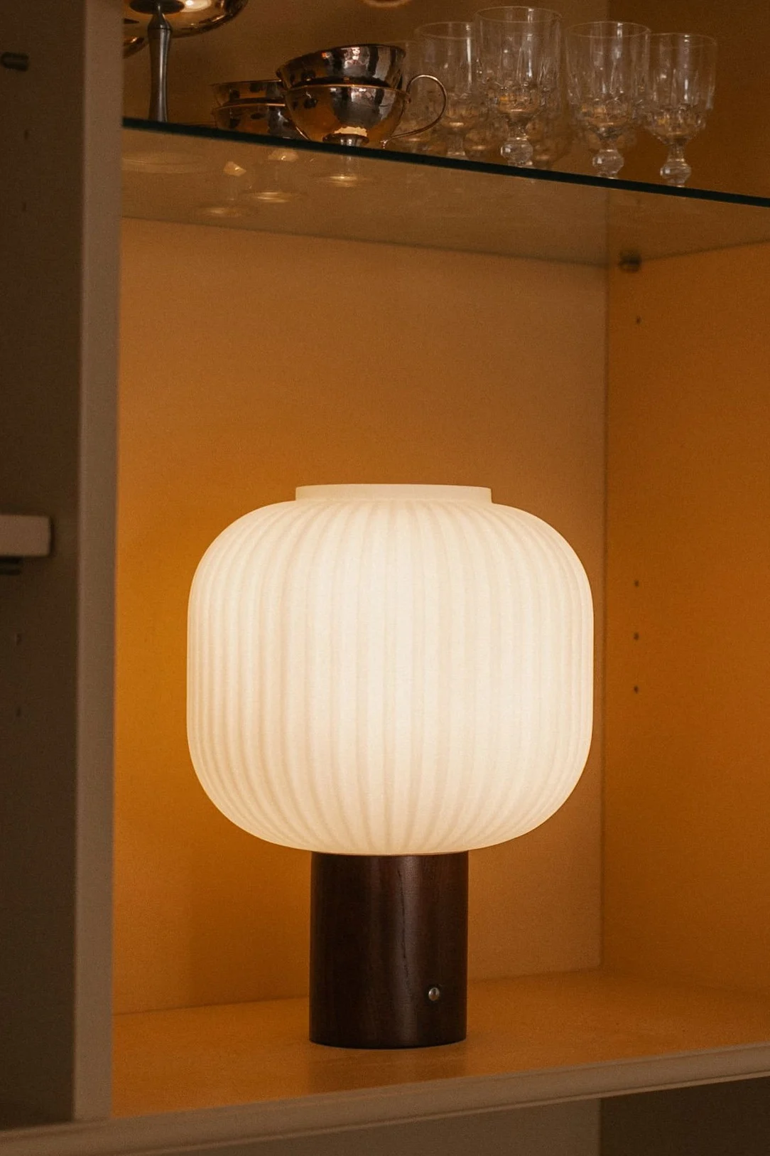 Wählen Sie die richtige Glühbirne - E27 Lampe von Muuto mit Glühbirne mit 2500K auf einem Beistelltisch.