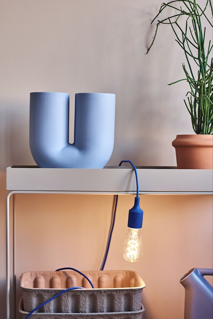 Wählen Sie die richtige Glühbirne - E27 Lampe von Muuto mit Glühbirne mit 2500K auf einem Beistelltisch.