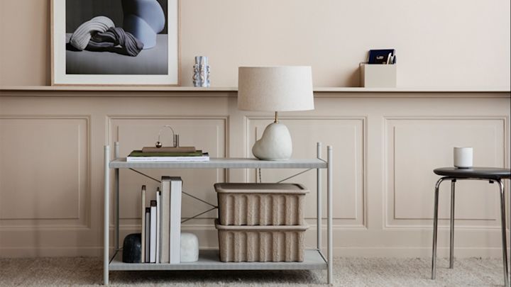 Wohnzimmerinspiration von Ferm Living, wo alles in hellen Tönen gehalten ist.