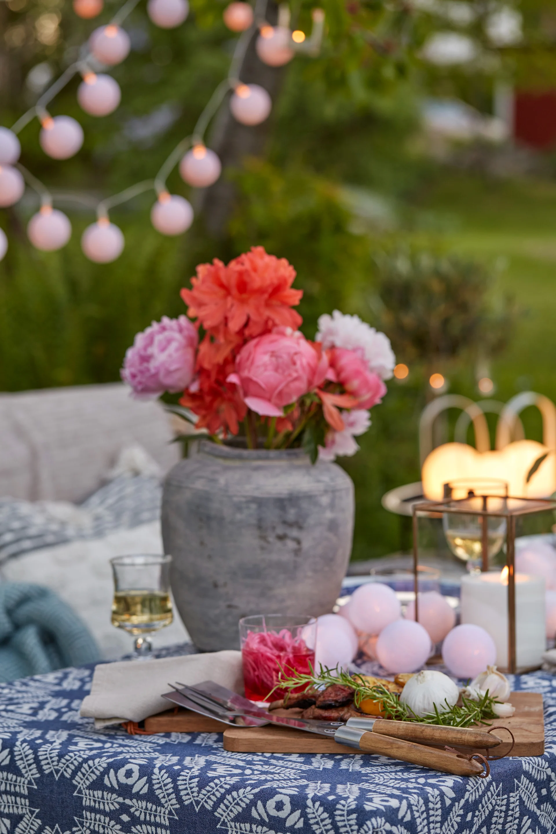 So organisieren Sie ein Grillfest – hier die Rustik Vase aus Beton von House Doctor und die Leuchtkugeln in Pure White von Irislights.
