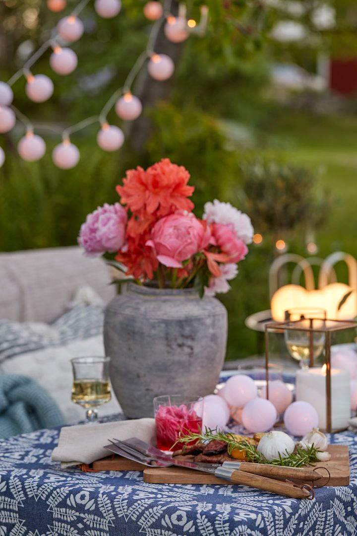 So organisieren Sie ein Grillfest – hier die Rustik Vase aus Beton von House Doctor und die Leuchtkugeln in Pure White von Irislights.
