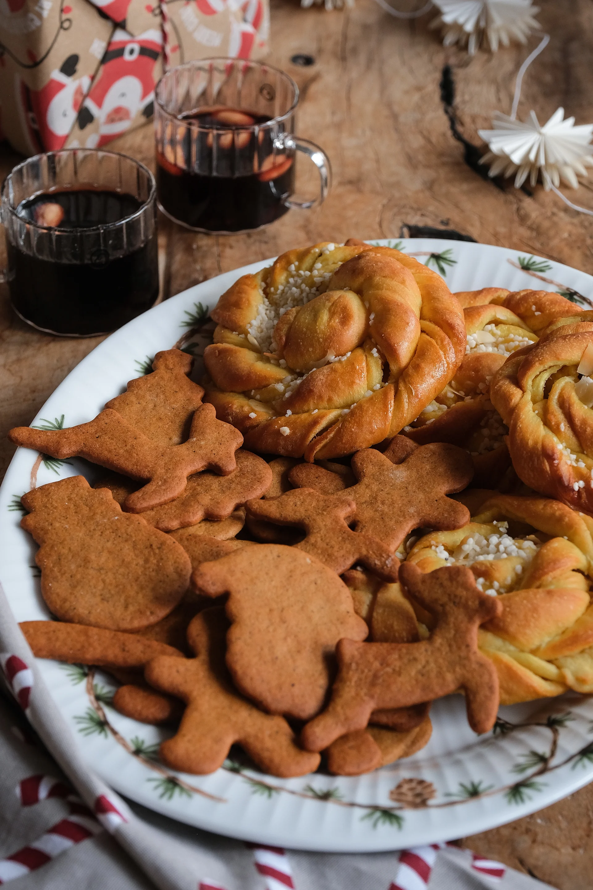 Weihnachtsgebäck aus Schweden: Ein großes Tablett mit Pfefferkuchen und Safranbrötchen mit Vanille, serviert mit Glühwein.