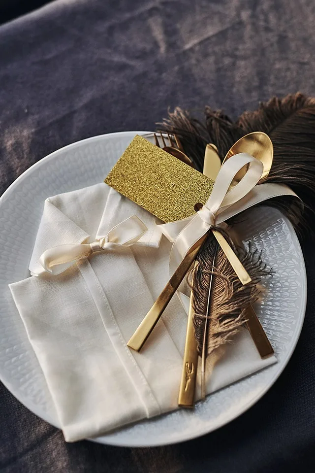 Die weiße Clean Leinenserviette von Nordic Nest ist perfekt, wenn Sie den so genannten stilvollen Hemdkragen falten wollen, eine fortschrittliche, aber festliche Serviettenfalttechnik.