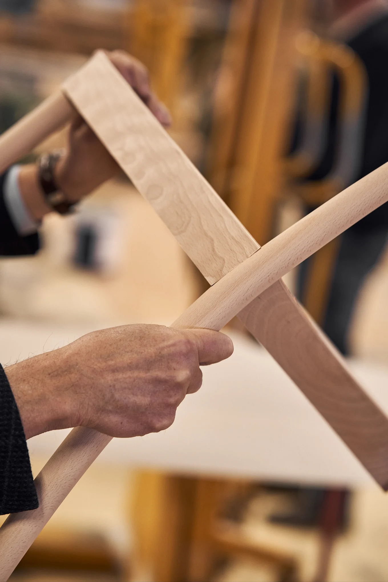 Gärsnäs: Hier sehen Sie eine Sitzfläche, die Teil eines Stuhls werden wird. Jedes Stück wird von den erfahrenen Tischlern in Gärsnäs sorgfältig gefertigt.