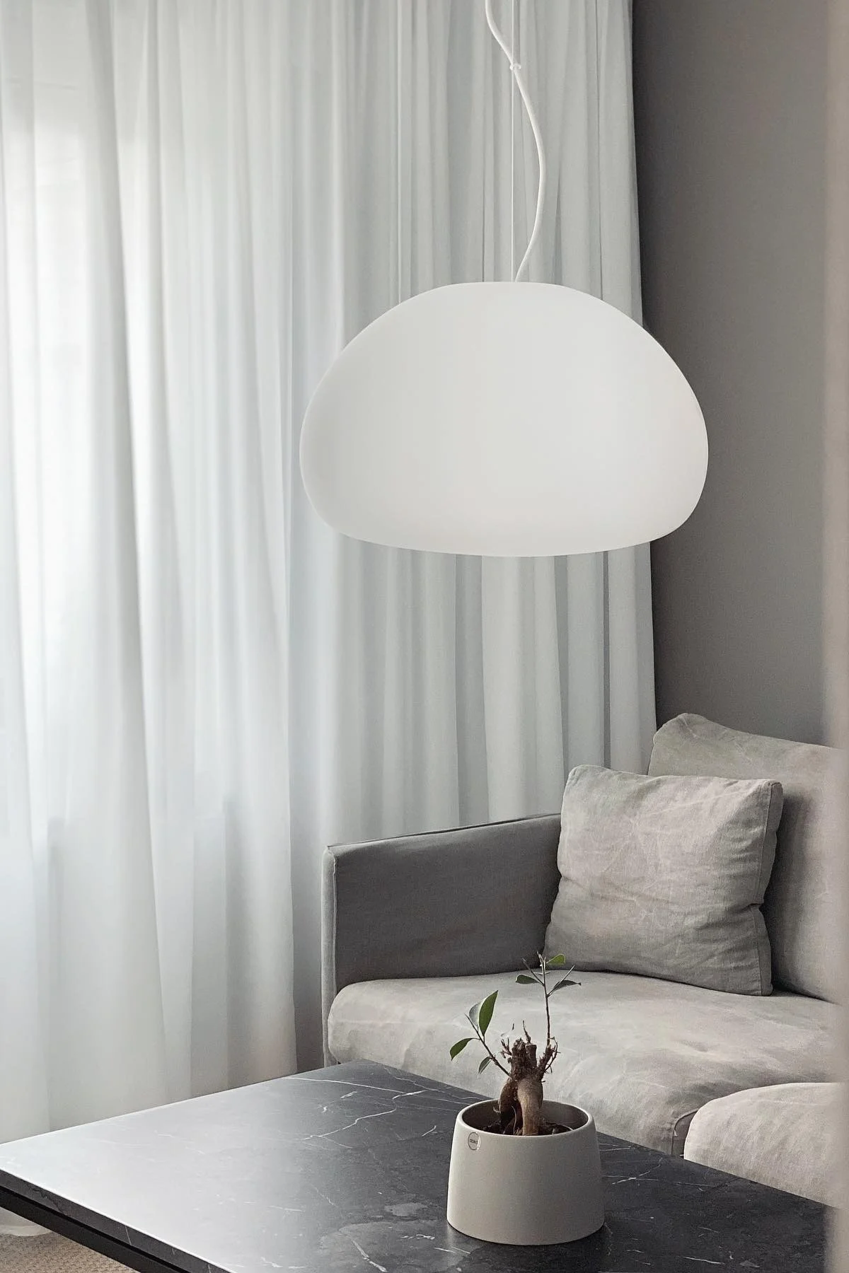 11 stylische Pendelleuchten für Ihr Wohlfühlzuhause - hier sehen Sie die Pendelleuchte Fluid von Muuto.