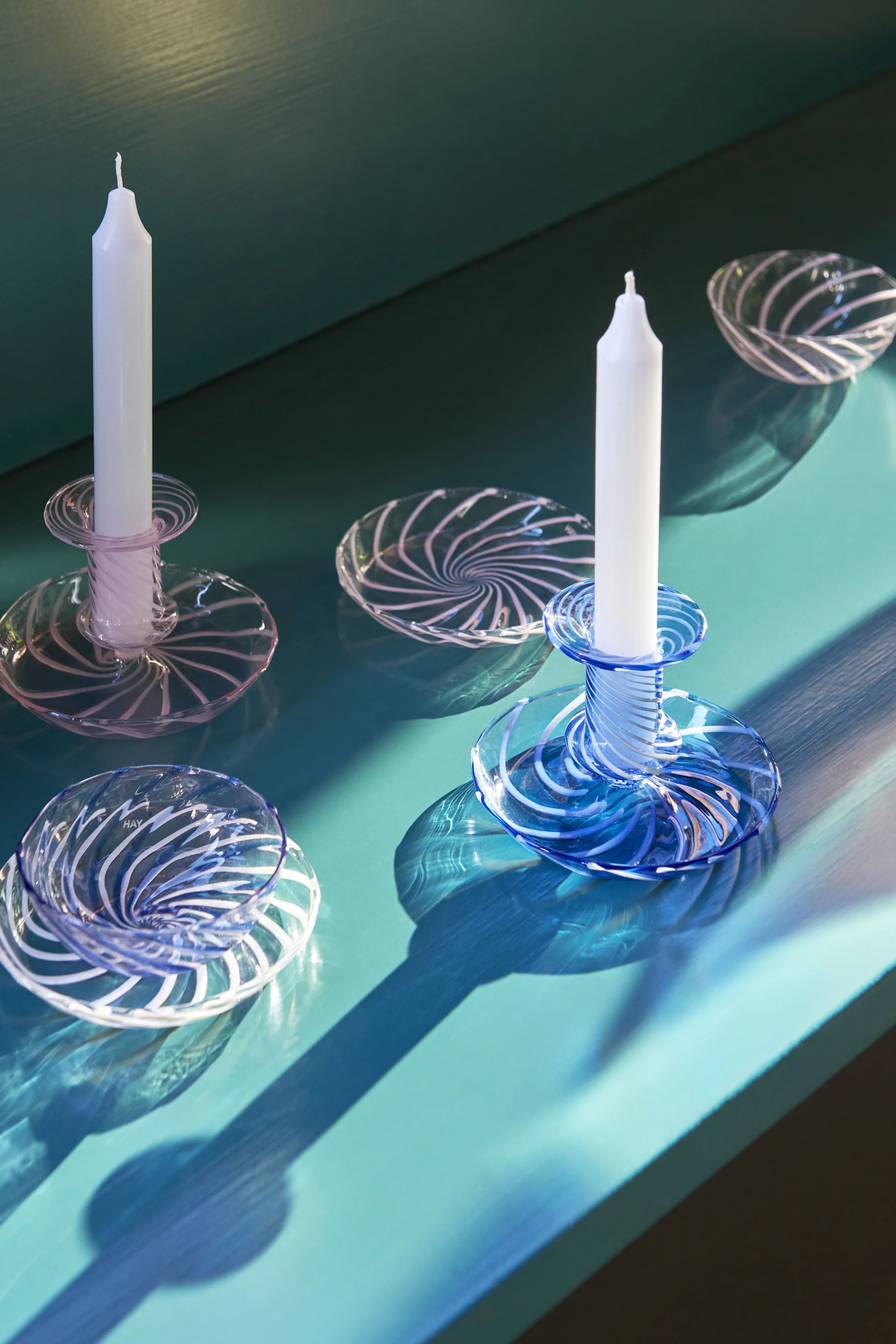 Bringen Sie Pastellfarben in Ihr Interieur und dekorieren Sie mit den Flare Stripe Kerzenhaltern in Blau und Rosa von HAY.