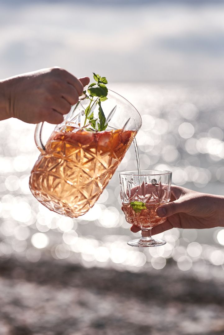 Sagaform Picknick-Glas aus Kunststoff, gefüllt mit einer erfrischenden alkoholfreien Sangria - das perfekte Sommergetränk.