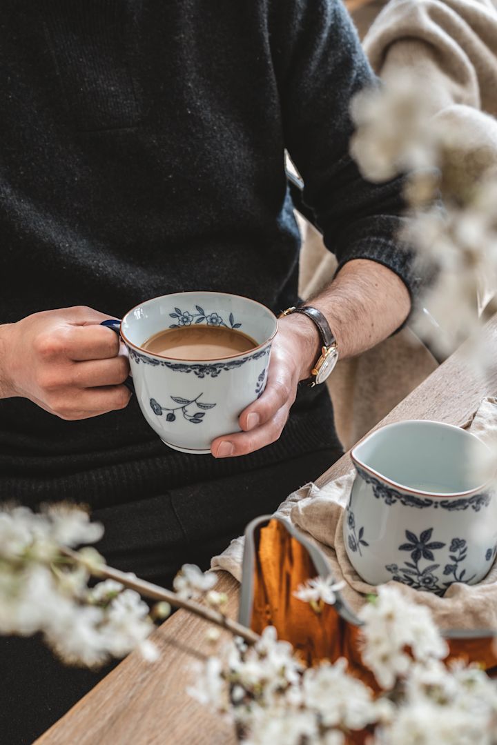 Ostindia-Kaffeetasse in Blau. Instagram-Profil Hannes Mauritzson. 