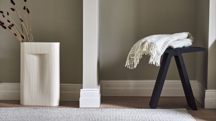 Skandinavisches Design - der Lea Wollteppich in naturweiß lässt den Raum heller wirken.