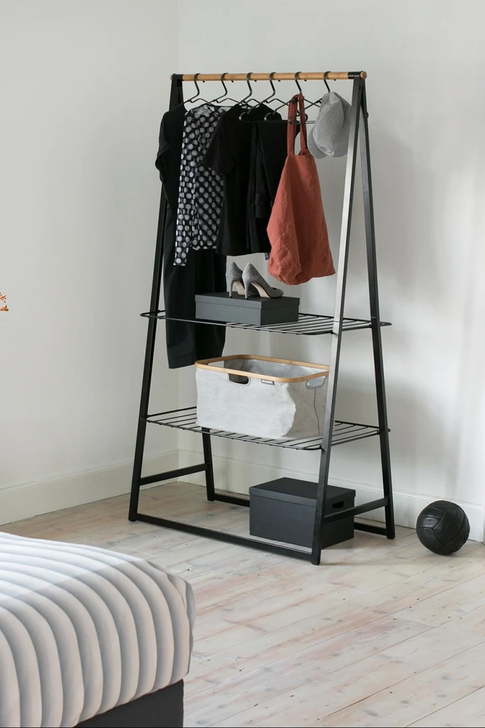 Räumen Sie auf und misten Sie Klamotten auf, sodass Sie nur noch besitzen, was Sie auch tragen. So sieht das Schlafzimmer, hier mit der Linn Kleiderstange von Brabantia, wesentlich aufgeräumter aus.