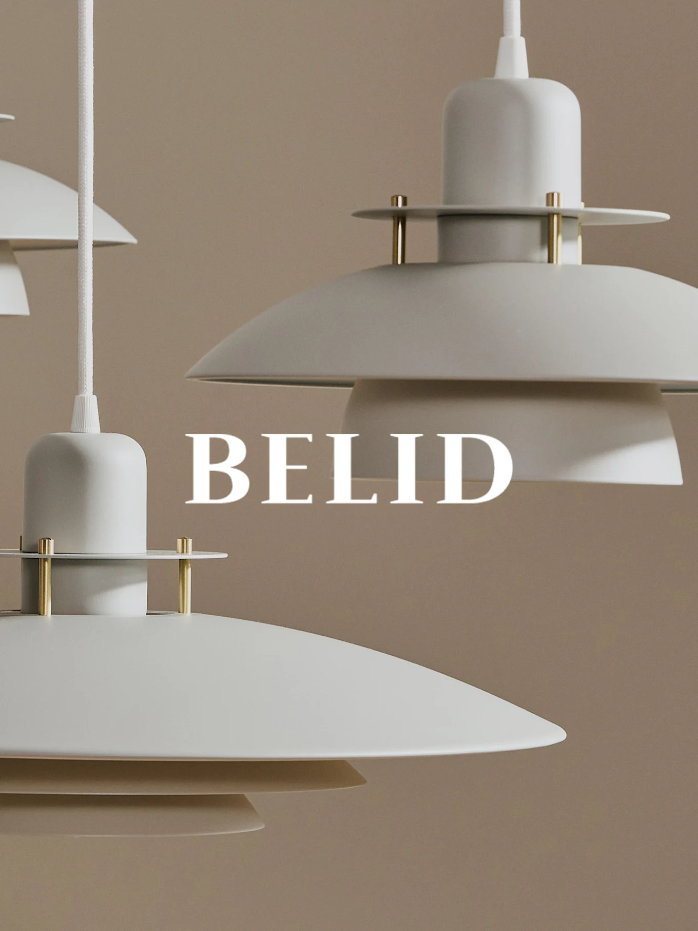 Weiße, mehrstufige Pendelleuchten mit Messingdetails hängen vor beigem Hintergrund. Der Text 'BELID' ist überlagert.