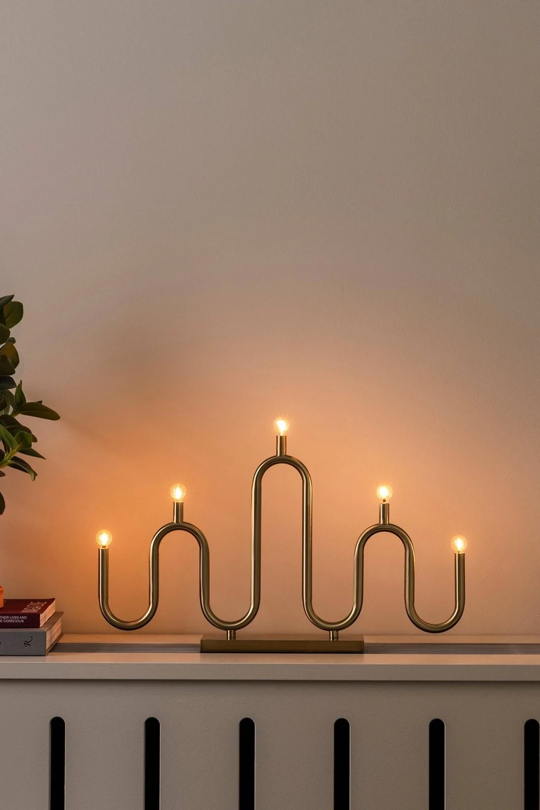 Moderne Messinglampe mit fünf Glühbirnen in gewelltem, wellenförmigem Design.