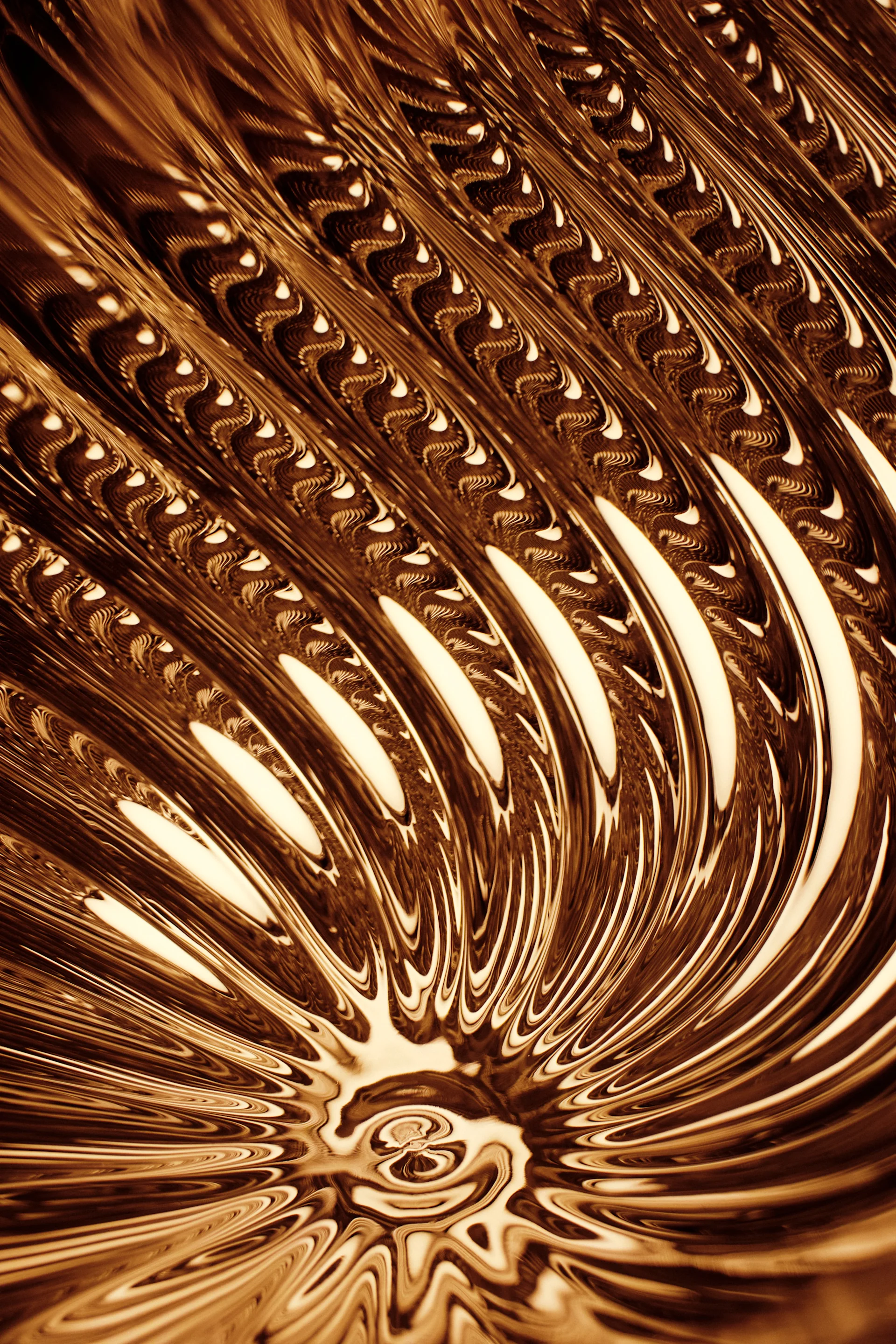Abstrakte fließende Muster in reflektierendem Bronze und Creme, mit komplizierten welligen Texturen.