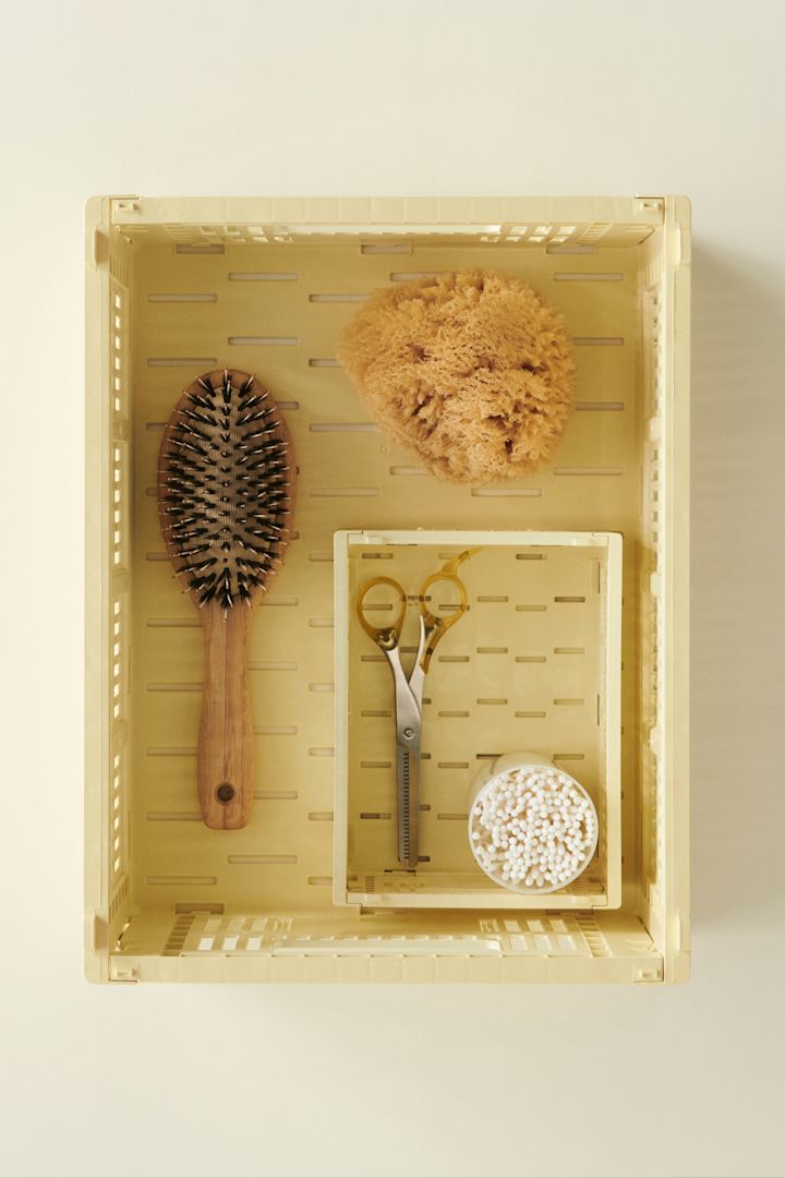 Mit den Colour Crate Boxen von HAY, hier in Gelb und mit allerlei kleinen Utensilien bestückt, gelingt das Aufräumen und Ordnung schaffen im Handumdrehen.