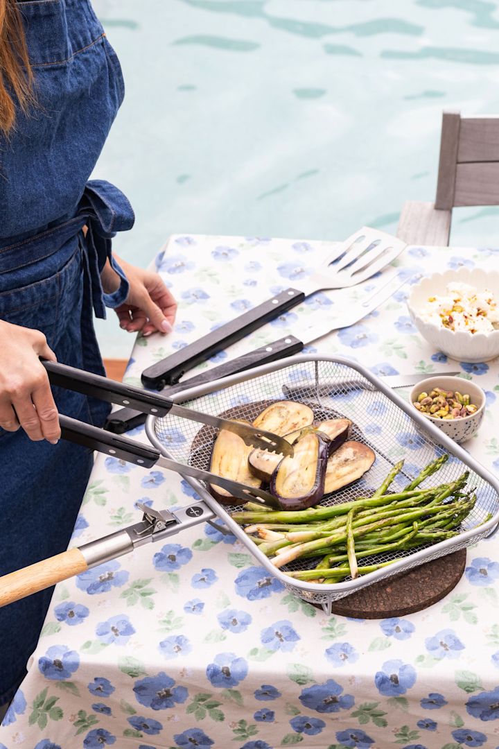Gegrilltes Gemüse ist das perfekte Sommergericht, hier steht es im Sagaform BBQ Grillkorb auf einem draußen gedeckten Tisch.