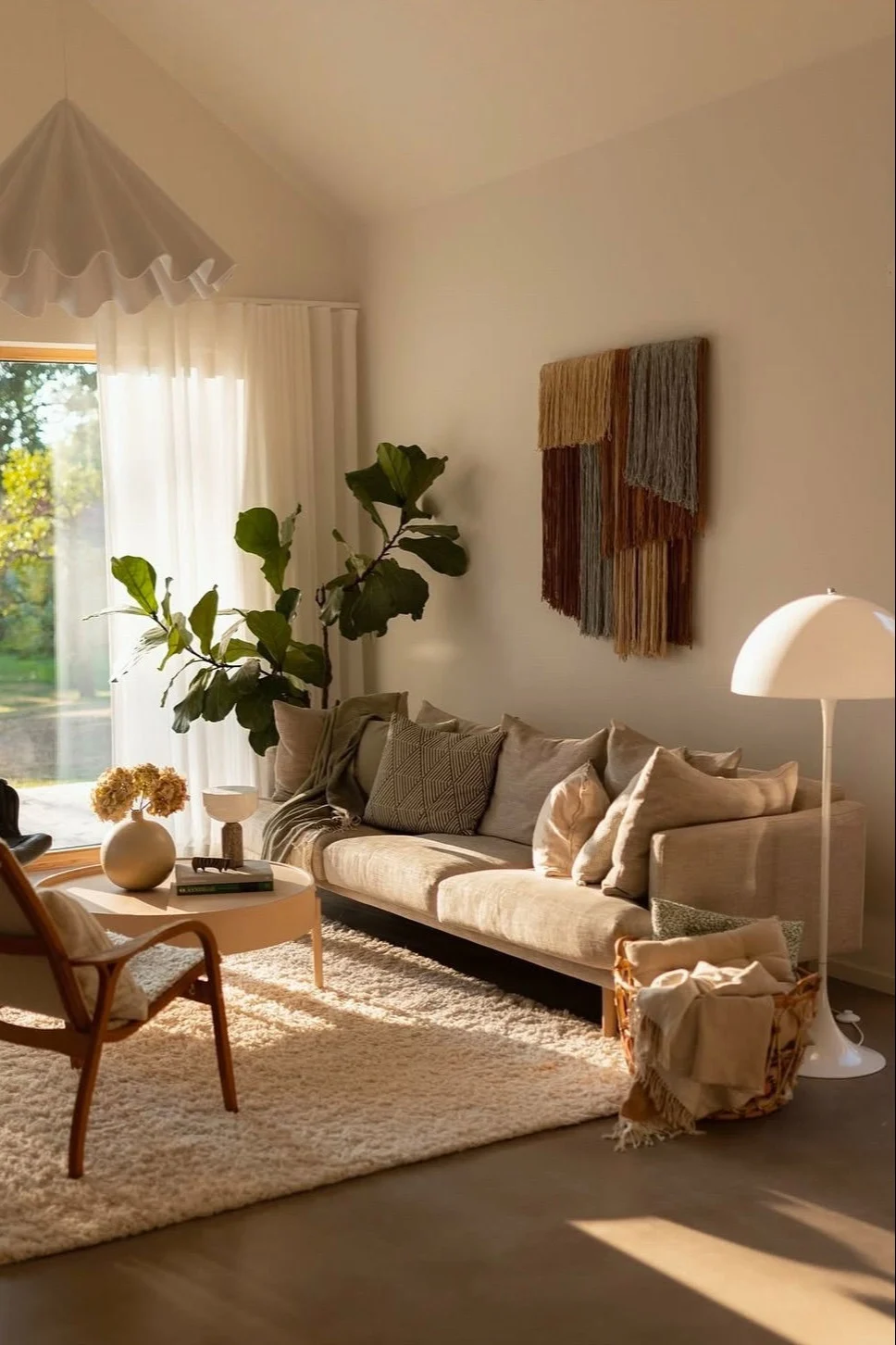 Boho Deko im Boho Stil Wohnzimmer: Die Tham Wanddekoration von Tinted hängt im Wohnzimmer von @applaudden.