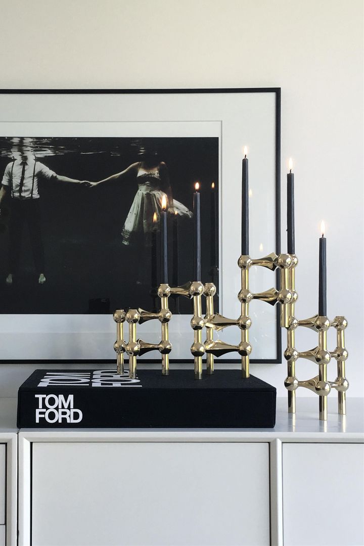 Hier sehen Sie eine Sammlung der Nagel Kerzenhalter von STOFF auf einem Beistelltisch gestapelt, die perfekte Geschenkidee für ein Paar, das seine Goldene Hochzeit feiert. 