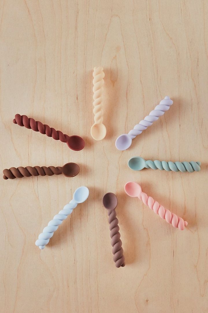Die Mellow Löffel von OYOY aus Silikon sind biegsam, bieten dem Baby beim Essen aber dennoch den optimalen Halt und sind somit ein tolles Geschenk zur Babyparty.