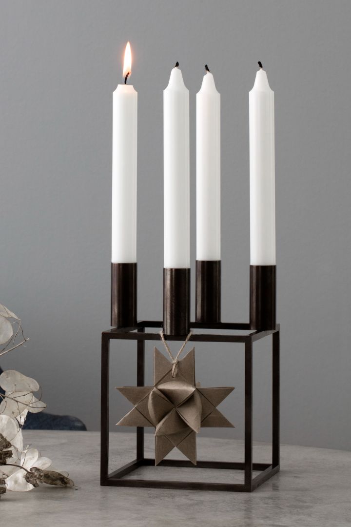 Dekorieren mit traditioneller skandinavischer Weihnachtsdekoration – Der Kubus 4 Kerzenhalter von By Lassen ist eine stilvolle und moderne Ergänzung für den Weihnachtstisch.