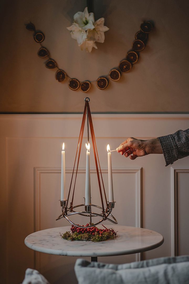 Dekorieren mit traditioneller skandinavischer Weihnachtsdekoration – Der Kubus 4 Kerzenhalter von By Lassen ist eine stilvolle und moderne Ergänzung für den Weihnachtstisch.