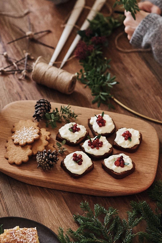 Weiche Lebkuchen mit Zuckerguss werden auf einem Schneidebrett serviert, um für die nötige Adventsstimmung zu sorgen