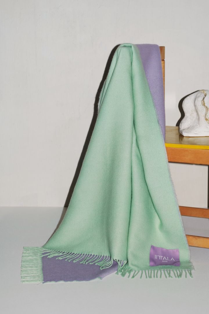 Iittala Play-Kollektion: Hier sehen Sie eine mint- und lavendelfarbene Decke aus der Play-Kollektion von Iittala.
