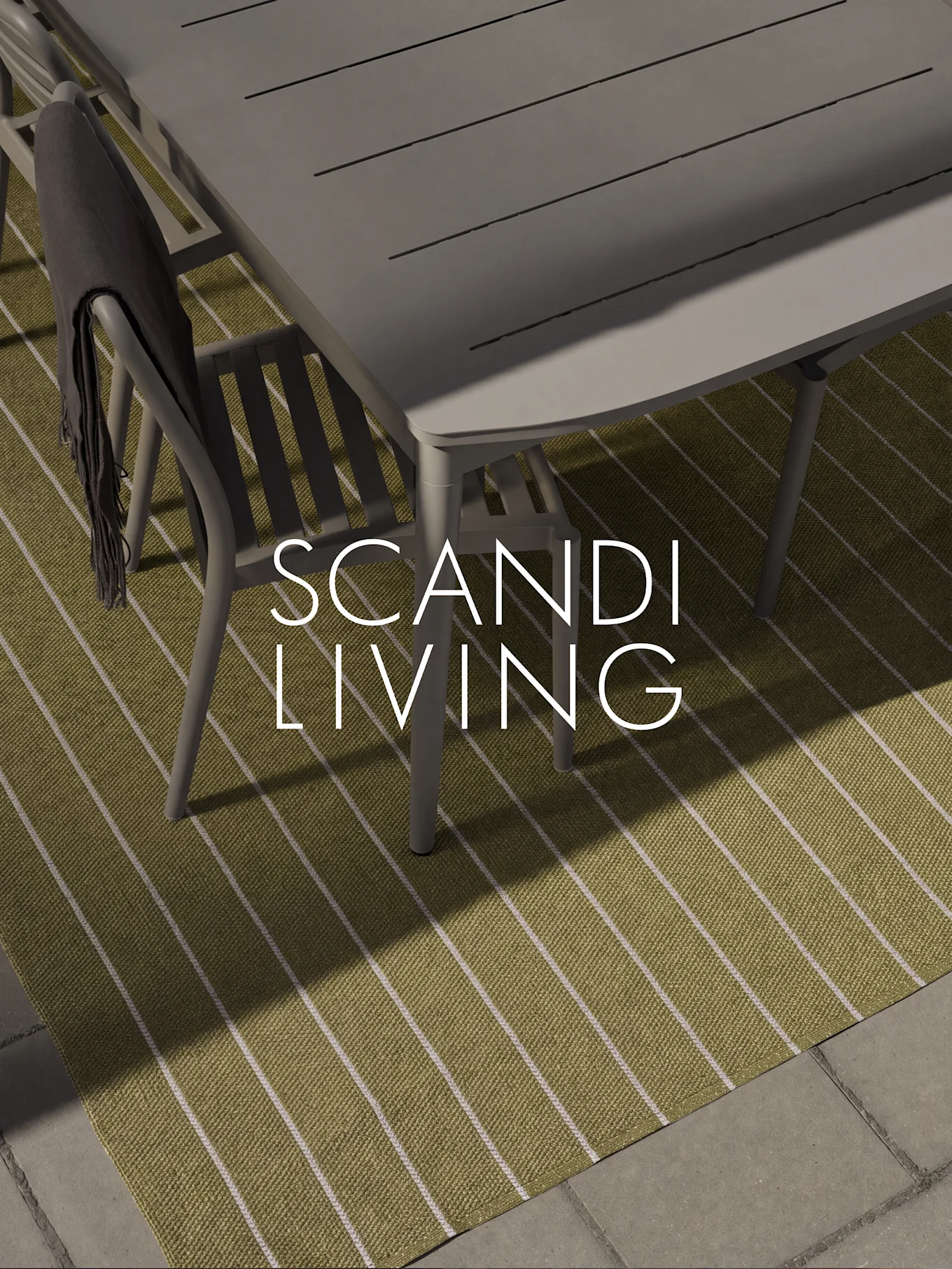 Outdoor-Esstischgruppe auf grün gestreiftem Teppich mit dunklem Überwurf, 'SCANDI LIVING' Textüberlagerung.