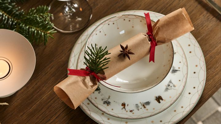 Hier sehen Sie eine unserer 5 Weihnachts-Tischdekorationen: Ein elegant gedeckter Tisch mit Julemorgen-Geschirr von Wik & Walsøe.