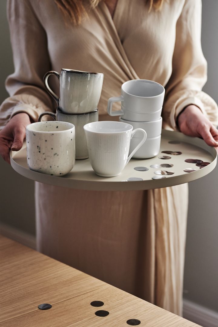 10 Geschenke für jeden Anlass – hier die Lines Tasse von NJRD, die Freckle Tasse in Vanilla von Scandi Living.