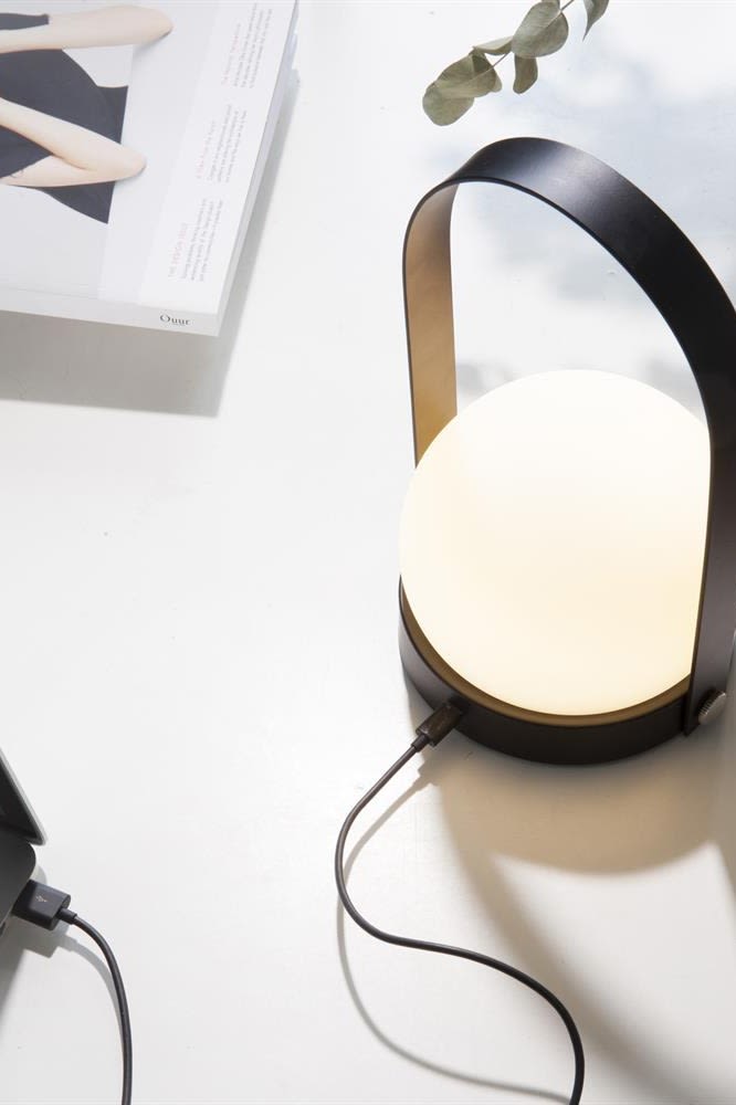 Kleines Homeoffice einrichten: Kabellose Beleuchtung ist die perfekte Lösung für jedes Homeoffice, da Sie die Leuchte dorthin bringen können, wo Sie sie am meisten brauchen. Die kabellose Carrie Lampe von Audo Copenhagen ist perfekt. 