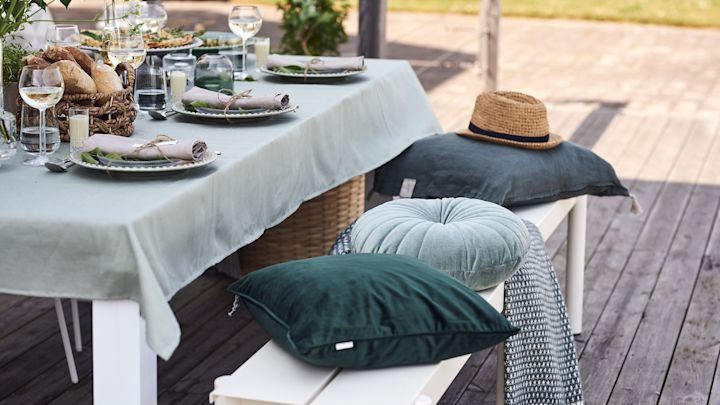 Die Linear Bank von Muuto steht bei der Gartenparty neben dem Tisch und schafft Platz für alle Gäste.