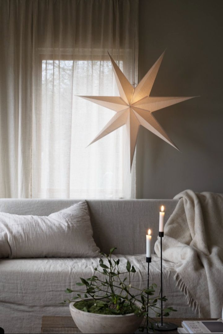 Der Mira Adventsstern von Watt & Veke hängt im Fenster eines Wohnzimmers, ein neuer Favorit unter den diesjährigen Weihnachtssternen.