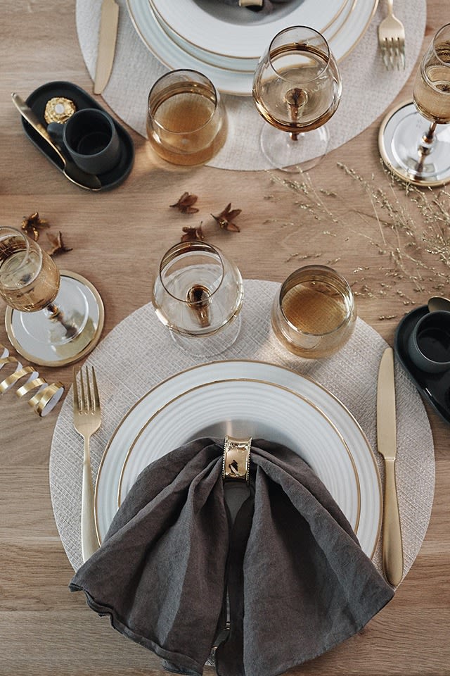 Ideen für Ihre Silvesterparty: Dekorieren Sie den Tisch einfach, aber dennoch elegant, indem Sie verschiedene Goldtöne einfließen lassen!