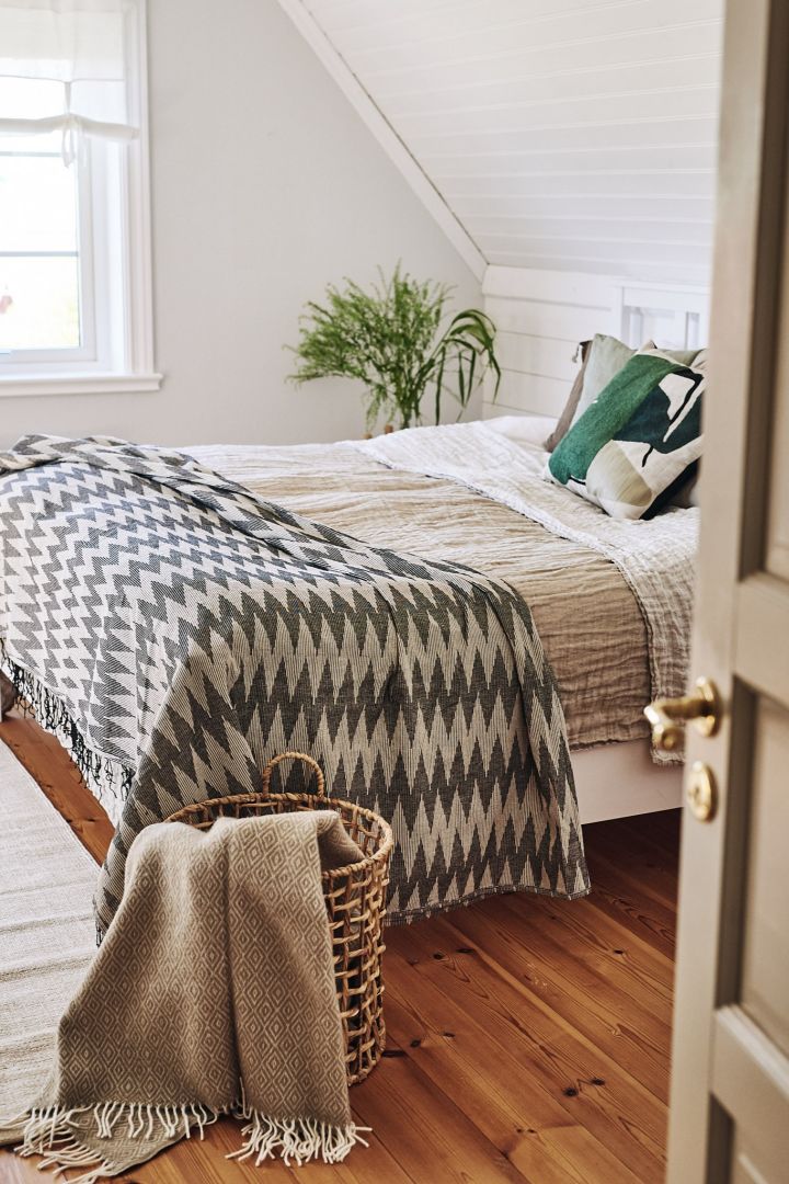 Verleihen Sie Ihrem Schlafzimmer ein skandinavisches Flair. Kissen und Textilien aus der erdigen und beigen Farbpalette verschönern das Frühstück im Bett. Wir kombinieren die Salt Wolldecke von Scandi Living und den geflochtenen Bambuskorb von Ernst für einen neutralen und nordischen Look.