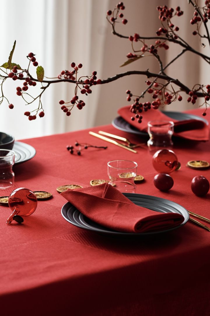 Tischgedeck mit roten Leinenservietten, roter Leinentischdecke und dunkelgrauem Lines-Porzellan von NJRD.