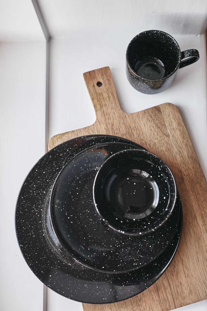 Die moderne Freckle Tasse in Schwarz für einen stilvollen Akzent auf dem Esstisch - die perfekte Teetasse für den Teeliebhaber.