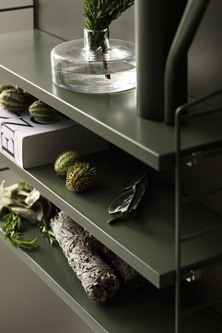 Einer der Wohntrends in diesem Herbst ist ein von der Natur inspirierter Grünton. Hier sehen Sie das grüne String Pocket Regal von String in der Farbe Sage.