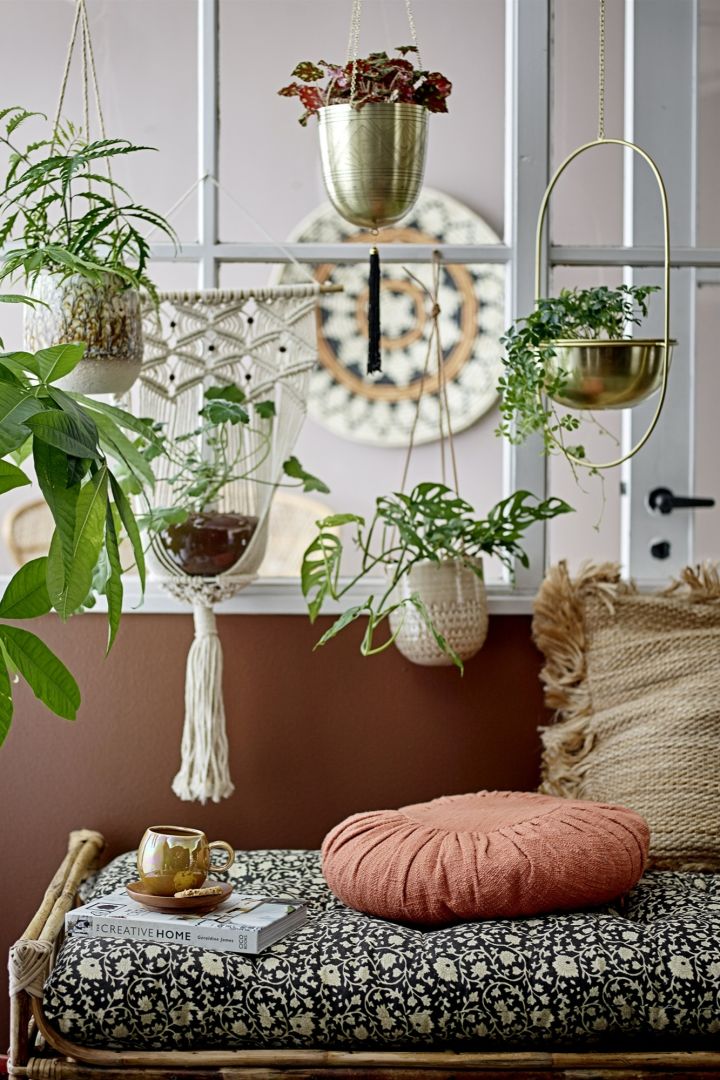 Tipps für einen Balkon im Boho Style – Hängepflanzen, Kissen und eine Tasse Tee. Der perfekte Wohlfühlort.