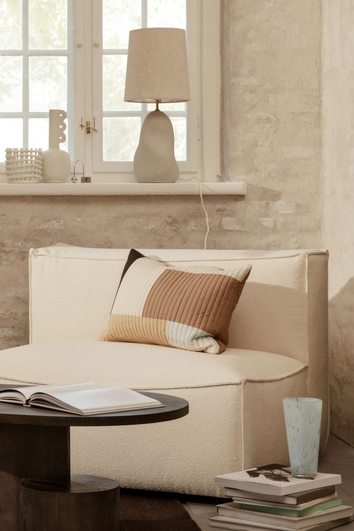 Dekorieren Sie Ihr Wohnzimmer mit beigen Möbeln und verschiedenen Beigetönen, um einen schönen Kontrast in Ihrem Zuhause zu schaffen. Hier sehen Sie das Steppkissen Shay in Beige von Ferm Living.